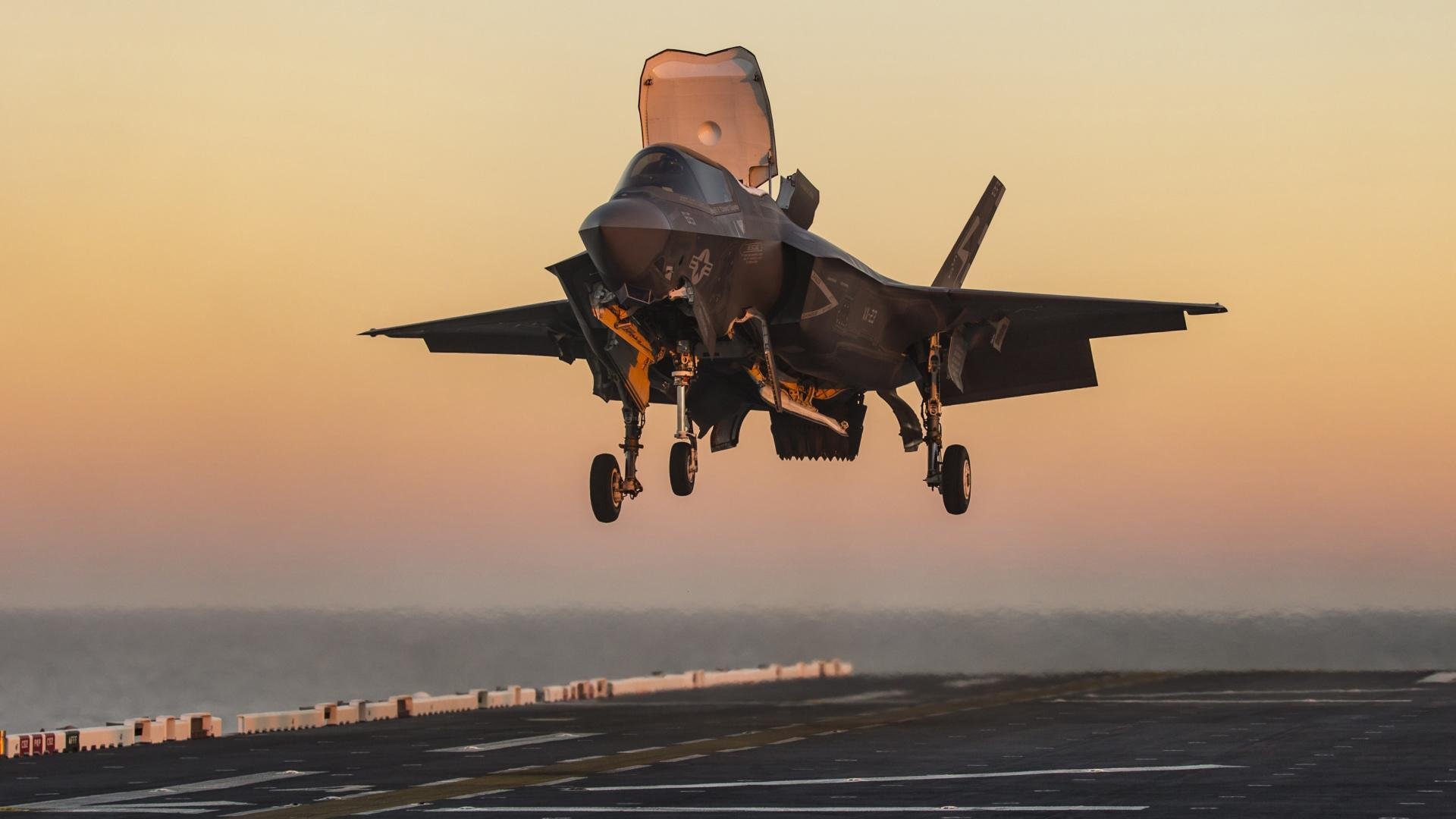 精彩瞬间不断上演，双方球队要在场上拼尽全力，双方球队皆进球