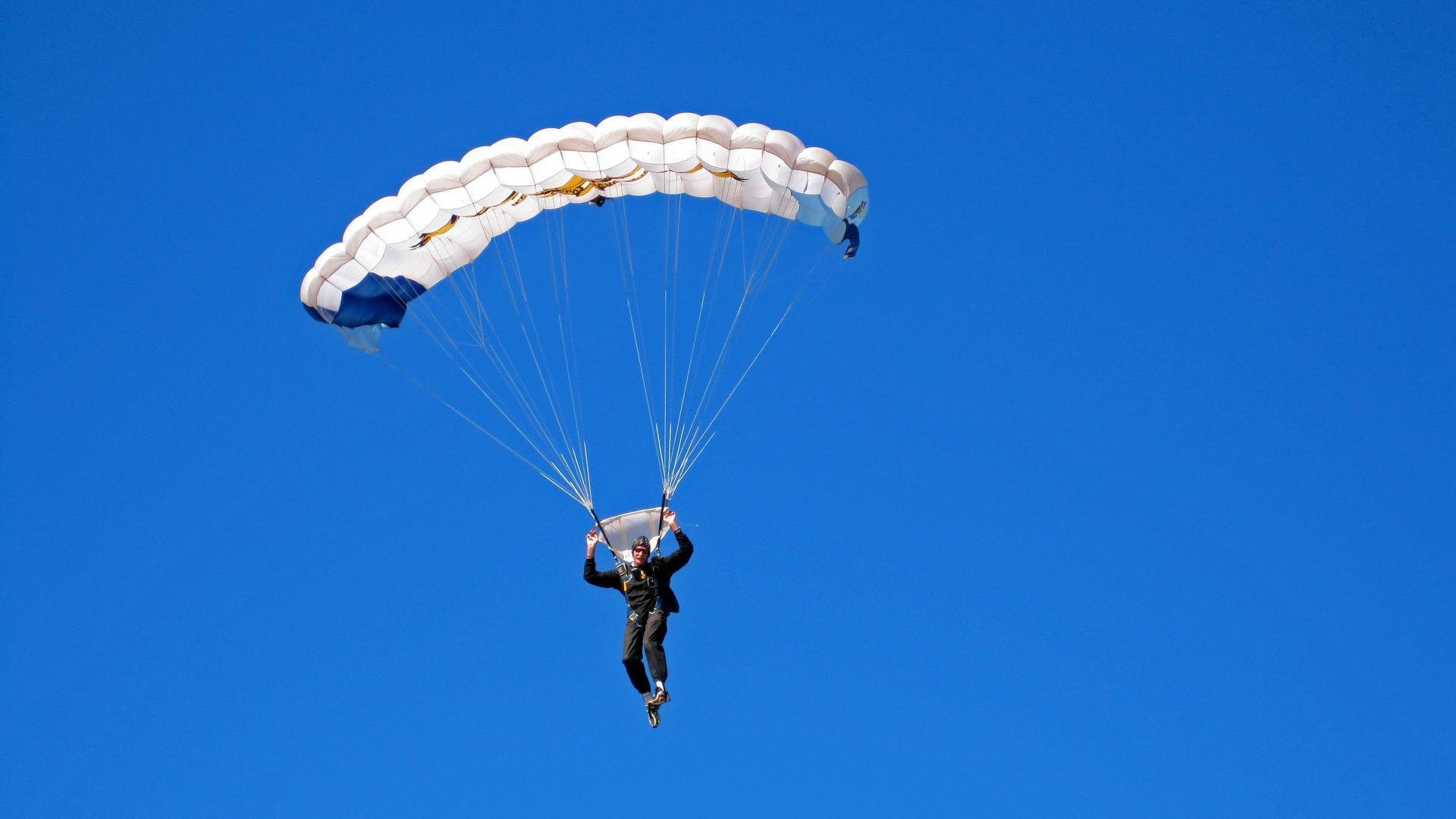 “豪车狂飙风云再起”——巅峰豪车争霸赛最燃一幕,豪车飙车电影